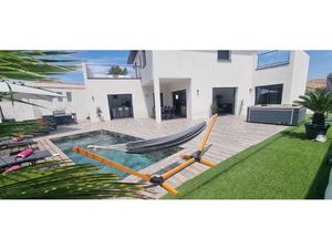 Élégance contemporaine – Maison d’Architecte avec piscine chauffée et énergie solaire