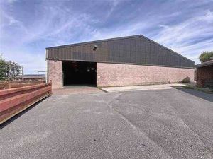 Entrepôt sécurisé + terrain de stockage