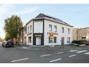 ** IN OPTIE ** GERENOVEERD COMMERCIEEL PAND MET WOONST TOPLOCATIE