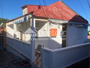 BASSE-TERRE-À RÉNOVER- MAISON DE VILLE T3 AVEC TERRASSE