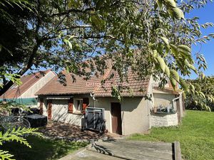 Belle maison individuelle  traditionnelle au cœur du village du Vexin – Terrain clos de 62