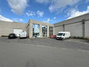 Uitstekend bereikbaar bedrijfsgebouw van 1.220 m² te huur...