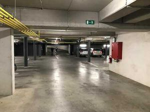 Emplacements de parking exclusifs pour voitures et motos ...