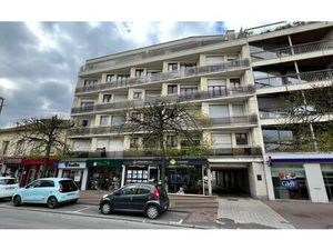 Location stationnement  12 m² T- à Chelles  80 €