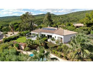 Villa spacieuse avec piscine et vue mer