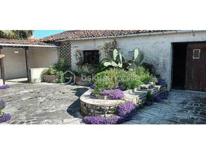 MAISON DE PLAIN PIED DE 70M2 GRENIER AMENAGEABLE DE 70M2  DEPENDANCES  GARAGE + COUR FERME