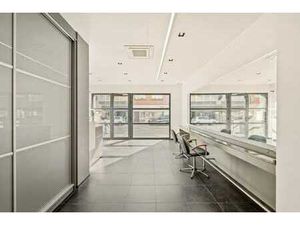 Handelsruimte met ruime woonst met enorme mogelijkheden o...