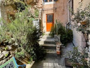 Cotignac (83570) – Appartement 3 pièces rénové avec jardin privatif