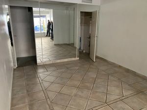 Antibes  Quartier Wilson/Foch - Local commercial - 48 m² RDC+ 11 m² de Sous-sol relié