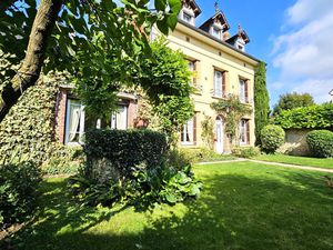 Maisonb de Maître au pieds des commerces et de la gare