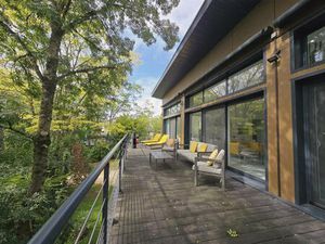 Maison de plain-pied au cœur des arbres