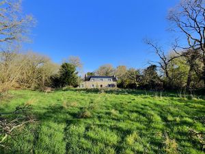 Propriété avec 3 maisons en pierres sur terrain 1 Hectare