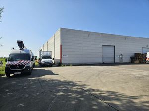 Magazijn met kantoren op topligging