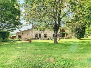 Maison atypique avec grand terrain et dépendances à Saint-Hilaire-des-Loges