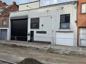 Magazijn/garage met bureelruimte TE HUUR in Harelbeke.