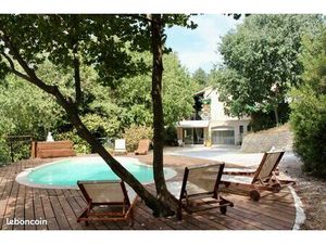 Appartement meublé indépendant 70 m² – rez-de-chaussée de maison avec terrasse et parking