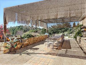 Mas de charme à Mouriès  180 m² avec vue sur les Alpilles et 6 hectares d'oliviers cultivé