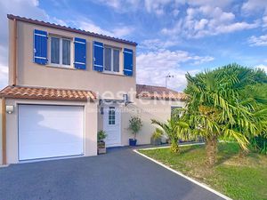 A VENDRE Maison 4 chambres  climatisée  garage  jardin  carport solaire  située à Chaille 