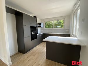 BELLE MAISON A LOUER - RENOVEE A NEUF - THORIGNE CENTRE