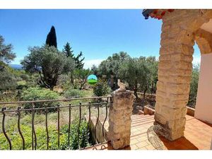 Le Barroux  double maison d'environ160 m2 avec dépendances sur 1500 m² de parcelle.