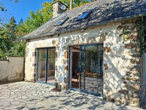 MAISON EN PIERRES A RENOVER au coeur des Alpes Mancelles  au calme  fond impasse  à quelqu