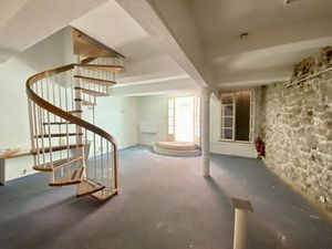 Location local commercial 48m2 Hyères 83400 - 750 € - Surface Privée