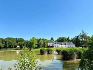 Maison de luxe à vendre à Saint-Cyran-du-Jambot : 1 365 000€ | 640m²