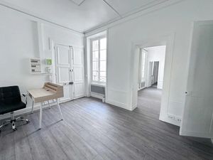 Location locaux professionnels 56 m² à Paris 1er (75001)  2 339 €
