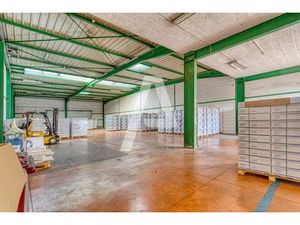 A LOUER - Entrepôt de 1280m² avec bureaux en R+1 à Lognes dans la ZAC des Campanules à pro