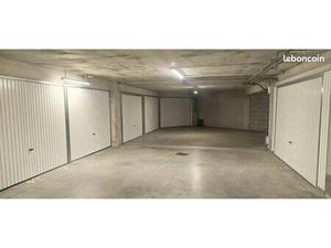 Garage box fermé dans parking sécurisé