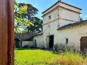 Proche Lectoure  super bâtisse ancienne XIIIème à restaurer sur une parcelle de plus d'un.