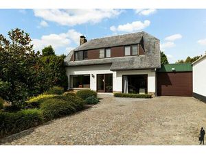 Villa met binnenzwembad  royale tuin en perfecte ligging