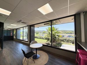 Location local commercial 210m2 Les Pennes-Mirabeau 13170 - 1900 € - Surface Privée