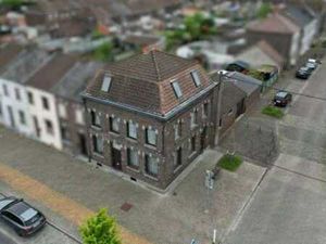 Spacieuse double maison avec garage.