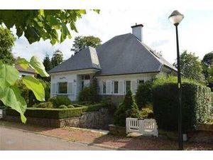 Villa avec 5 chambres et grand jardin située dans un quartie