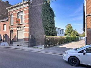 Spacieuse maison 3 façades avec 2 garages et vaste cour à Va