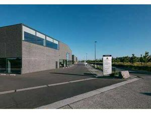 À Louer – Unité PME de 216 m² avec 3 Emplacements de Parking