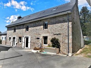 Maison rénovée  volumes et stationnement généreux