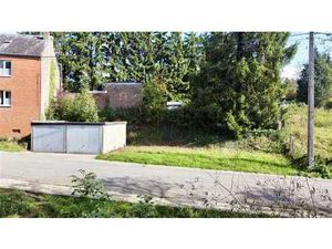 Terrain avec garages en zone à caractère rural