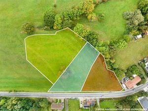 Grand terrain à vendre à la Campagne.