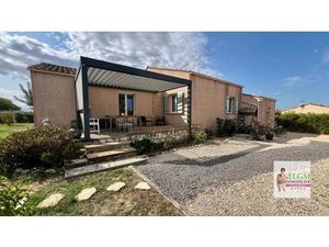 Maison de plain-pied avec piscine et grand terrain arboré