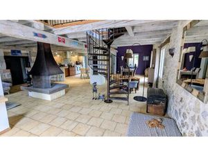 Vaste propriété en pierre   sur les hauteurs. Vue imprenable . Secteur très calme.