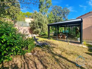 Maison de PLAIN-PIED de 140m²  4 pièces + une véranda sur un terrain arboré d'environ 1150