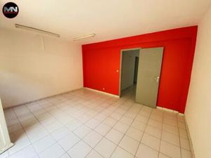 A LOUER LOCAL COMMERCIAL / PROFESSIONNEL DE 70M2 TRAVERSANT  Martinique