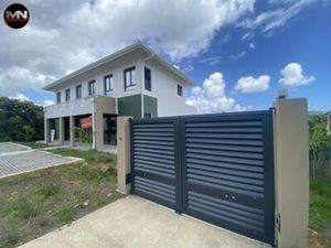 A LOUER LOCAL COMMERCIAL EN R+1 DE 74M2 + 20M2 DE TERRASSE -  Martinique