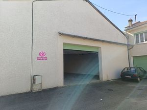 ENTREPOT 260m2 avec sanitaires  porte motorisée  très bon ét