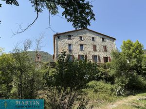 MAS composé de gites  d'une villa d'habitation et d'une sall