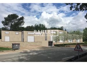 LOUE À FAYENCE 1000 M2 D'ENTREPÔT INDÉPENDANT