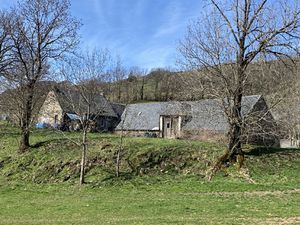 Maison avec grange et terrains de 10 hectares