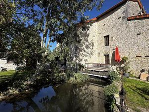 Magnifique ancien moulin dans un cadre idyllique proche de Ruffec